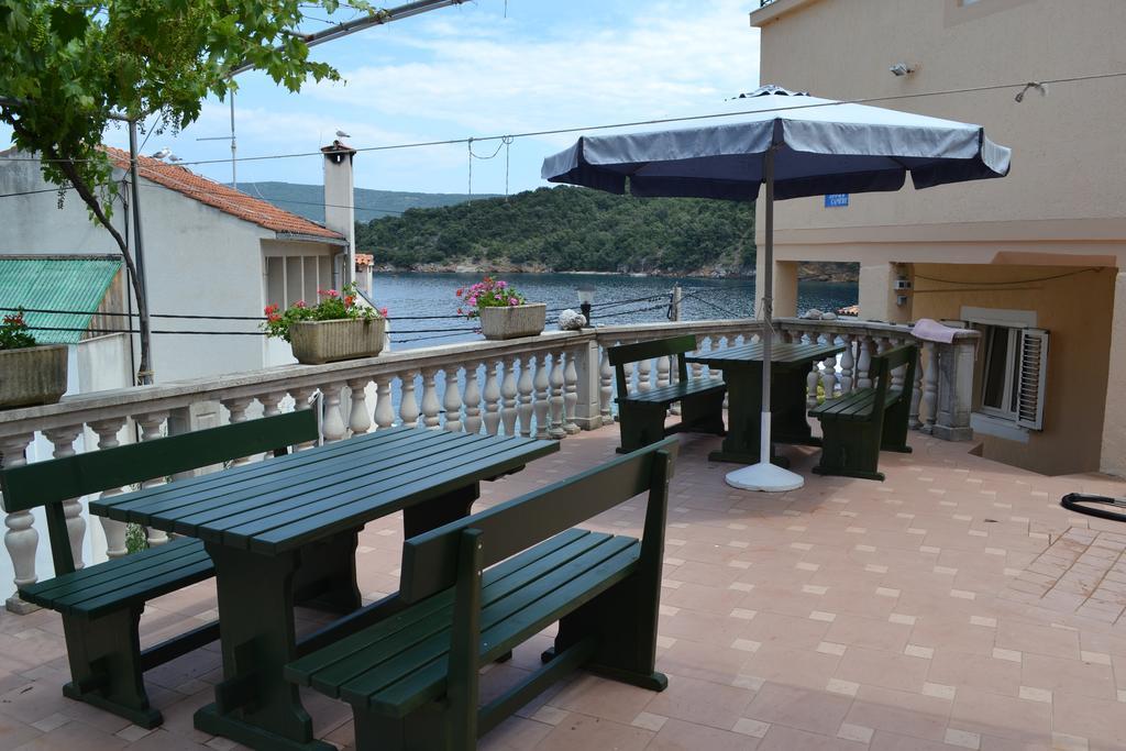 Apartments & Rooms Dinko Valun Bagian luar foto