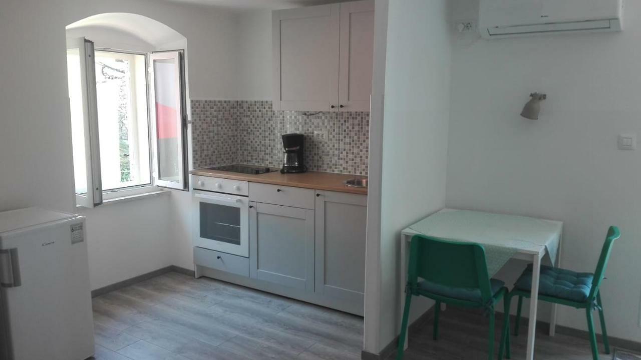 Apartments & Rooms Dinko Valun Bagian luar foto